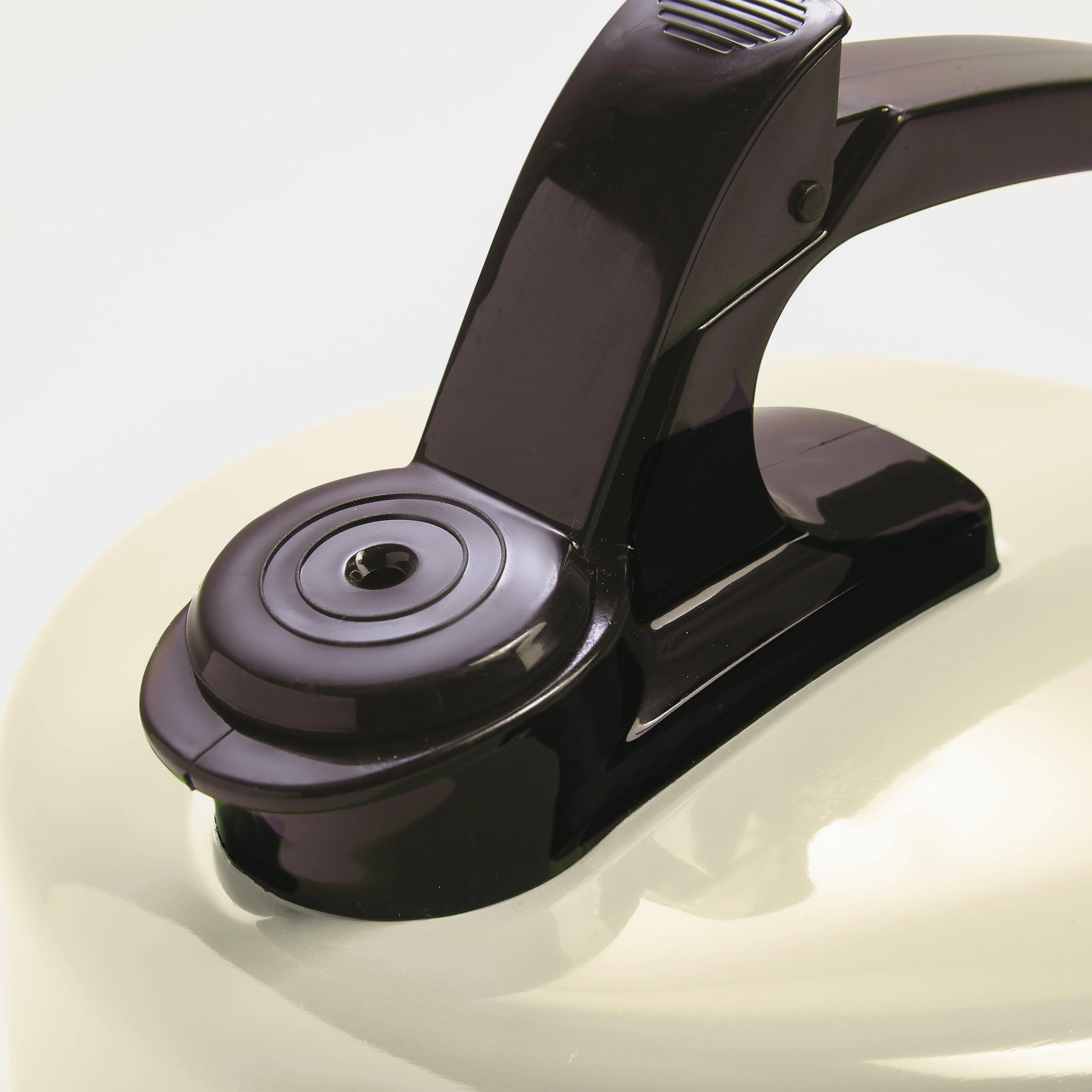 Whistling Kettle 2L - Image 3