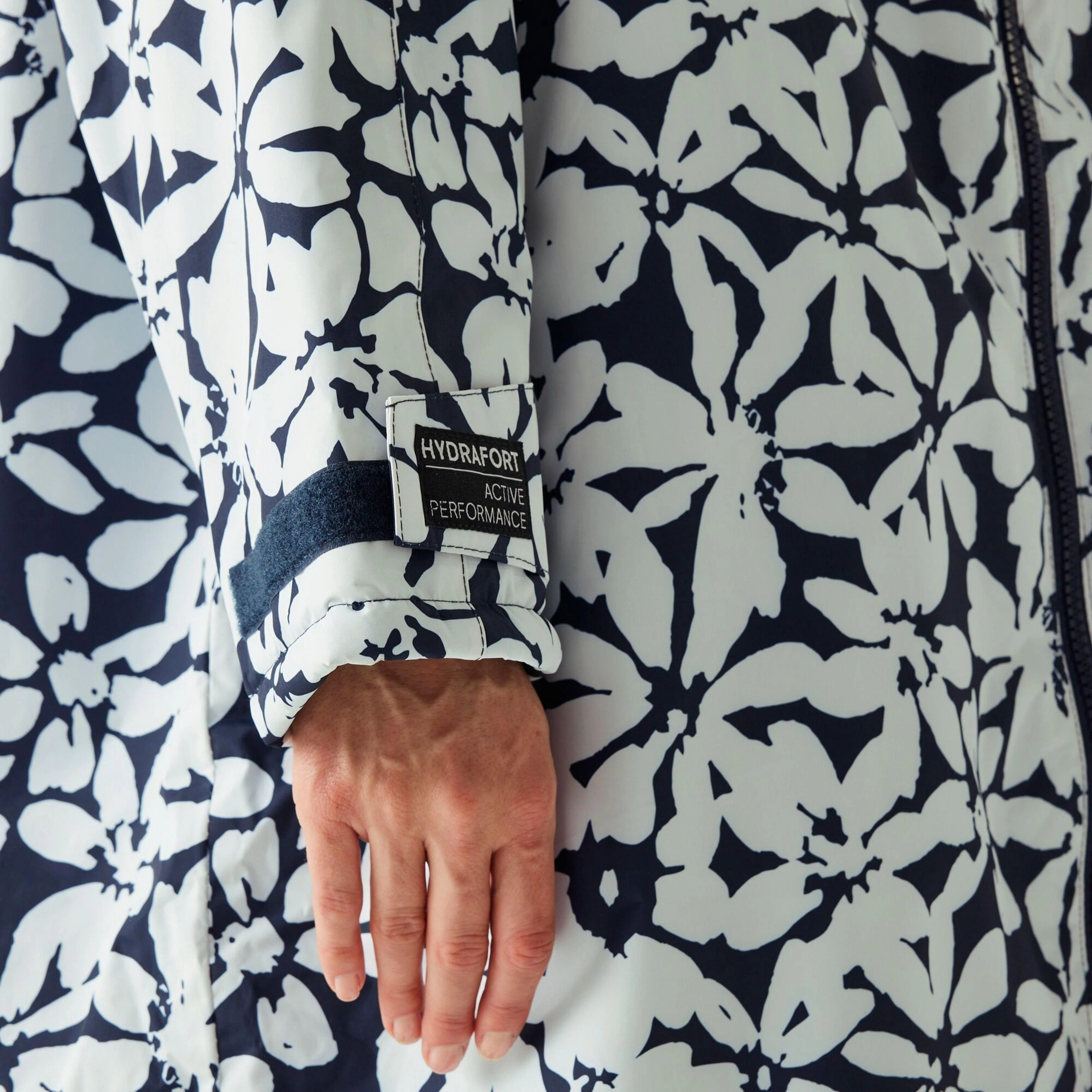 Waterproof Changing Robe - Image 7